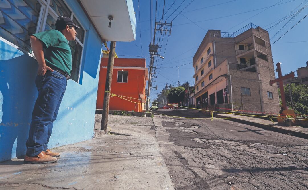 Habitantes y vecinos vigilan el edificio; ya hay empresas privadas que realizan evaluaciones y propuestas para realizar la demolición del inmueble. Foto: de LUIS CAMACHO. EL UNIVERSAL