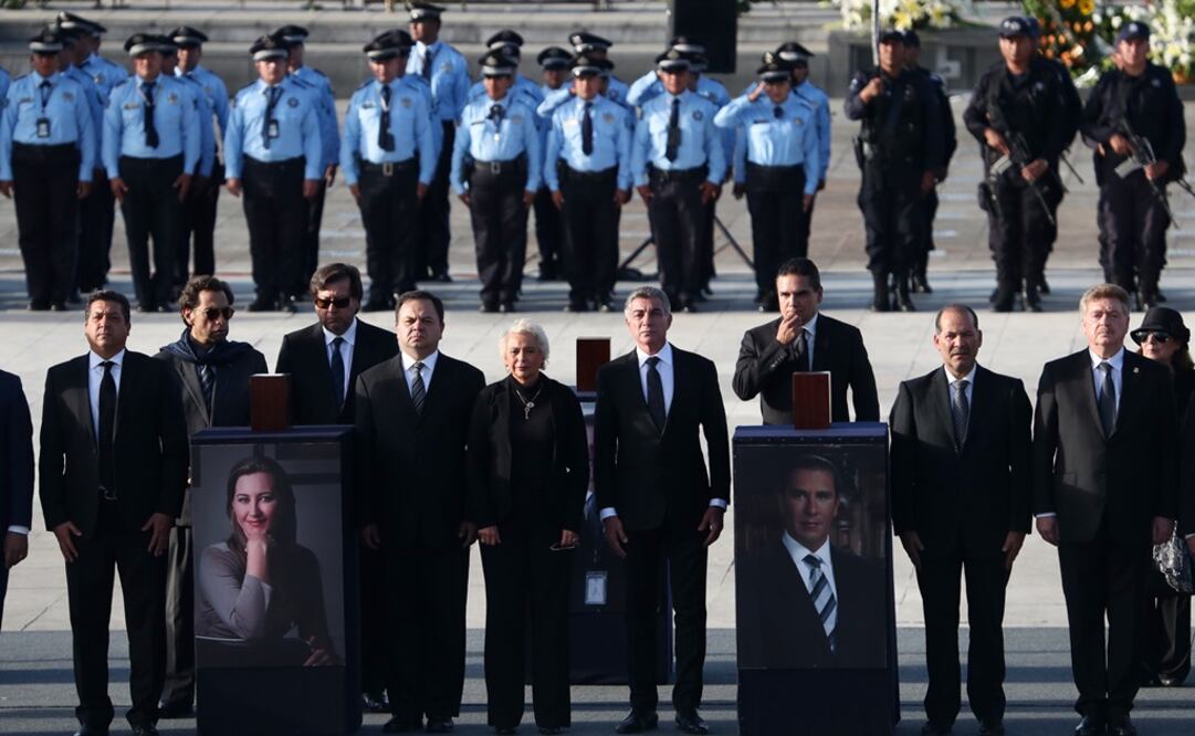 La secretaria Olga Sánchez Cordero (al centro), gobernadores, así como familiares y amigos de los fallecidos, asistieron ayer a la ceremonia luctuosa en Puebla. (Ariel Ojeda / EL UNIVERSAL)