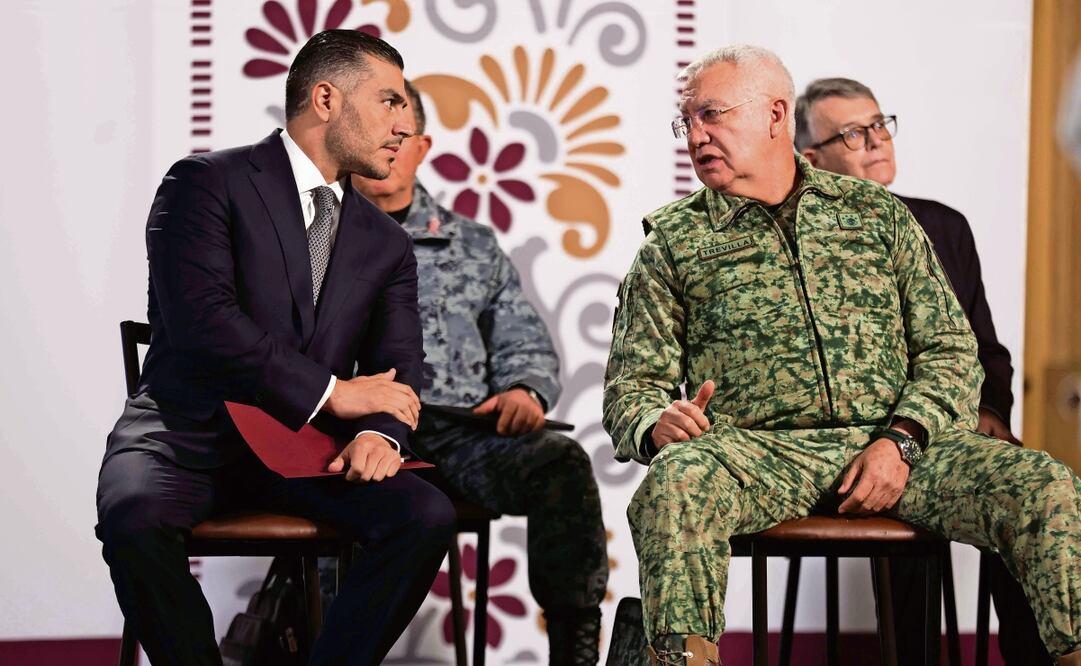 Omar García Harfuch, secretario de Seguridad y Protección Ciudadana, y Ricardo Trevilla Trejo, secretario de la Defensa Nacional, dialogaron durante la conferencia de ayer de la presidenta Sheinbaum Pardo, al presentarse la estrategia de seguridad. Foto: Diego Simón Sánchez | El Universal
