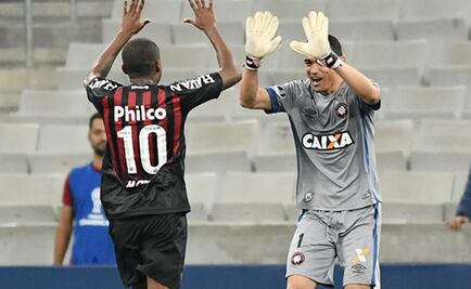 Suspenden a un portero brasileño por usar el celular en un partido