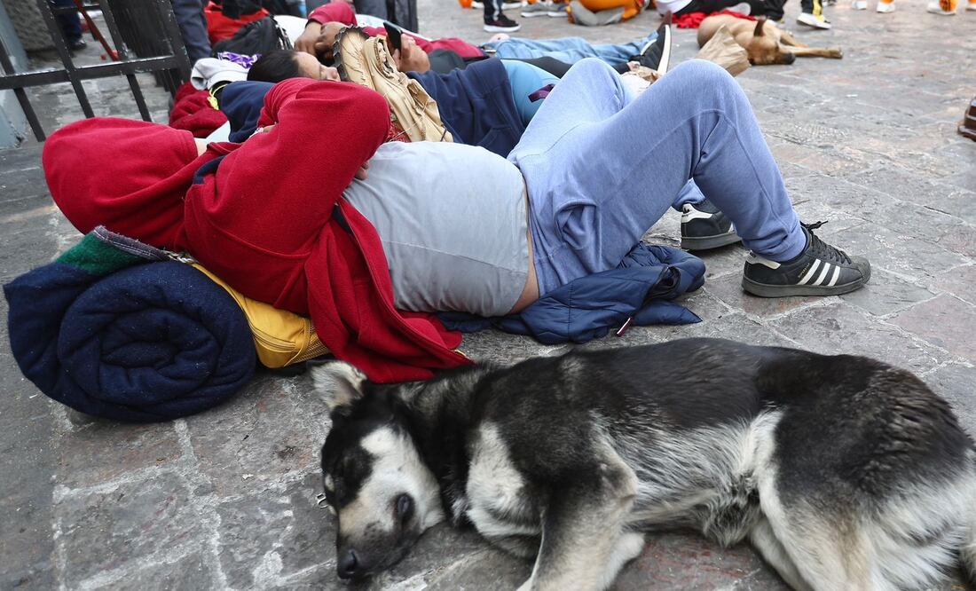 Algunos peregrinos llevan varios días de recorrido para visitar a la Virgen morena, pero muchos de ellos no tienen en dónde descansar. (Foto: Berenice Fregoso/ EL UNIVERSAL)
