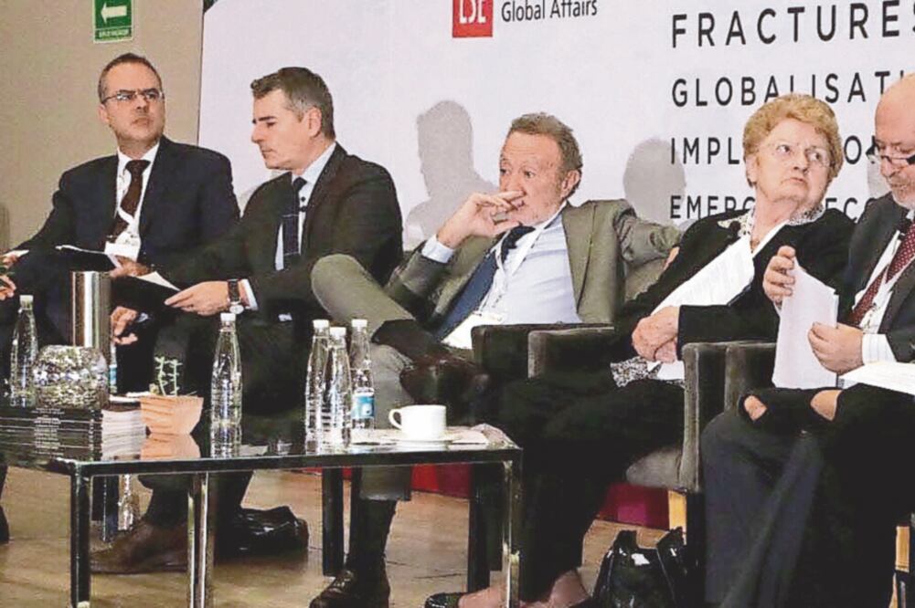 Guillermo Ortiz (der.) consideró que se debe homologar el sistema fiscal en términos del IVA, además de la simplificación del código fiscal (HÉCTOR ALFARO. OBTURADORMX)