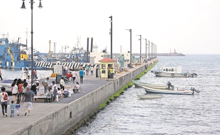 Lancha turística se hunde con 18 pasajeros en Puerto de Veracruz; son rescatados con crisis nerviosas