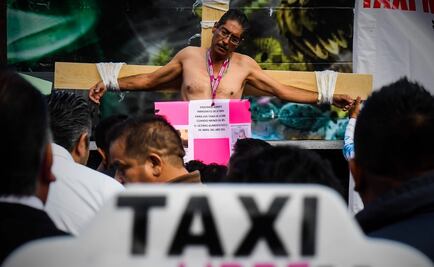 Taxistas se crucifican para protestar contra Uber y Cabify