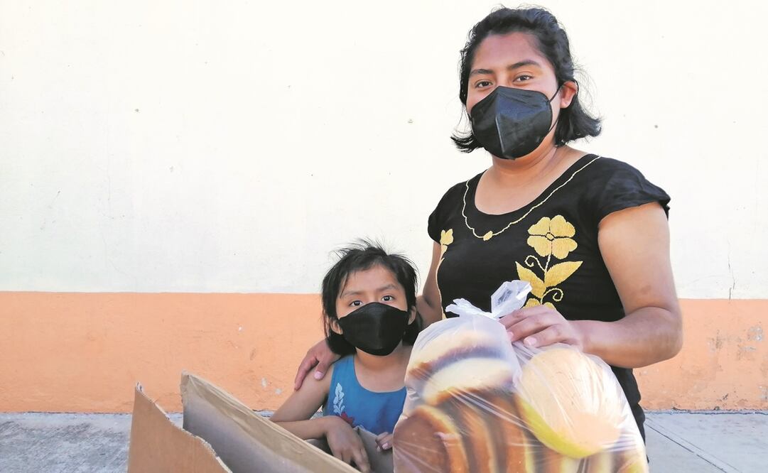Rocío Gaytán y su hija Quianna Rossaín Cortés Gaytán, recorren las calles de la capital oaxaqueña para vender este alimento tradicional elaborado en horno de leña, cada vez que van a cita médica o a quimioterapia. Fotos: Juan Carlos Zavala. EL UNIVERSAL
