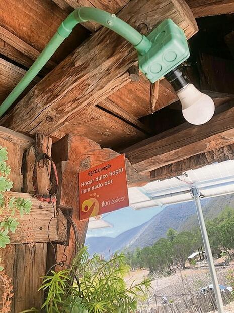Aún son pocos los habitantes de la sierra hidalguense que cuentan con
focos y luz eléctrica en sus casas. Foto: Dinorath Mota