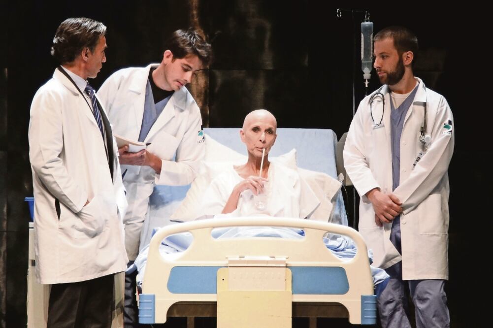 Paloma Woolrich interpreta a la doctora Vivian Bearing, quien es diagnosticada con cáncer de ovario (CARLOS MEJÍA. EL UNIVERSAL)