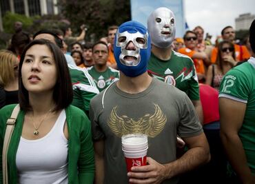 Mexican soccer fan stays in Russia and opens bar