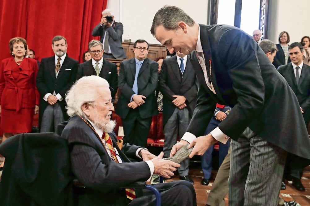 El rey Felipe de España entregó el Premio Cervantes 2015 al escritor mexicano Fernando del Paso, a quien reconoció por el uso del lenguaje en sus textos, que combinan “tradición y audacia innovadora” (JAVIER LIZON. AP)