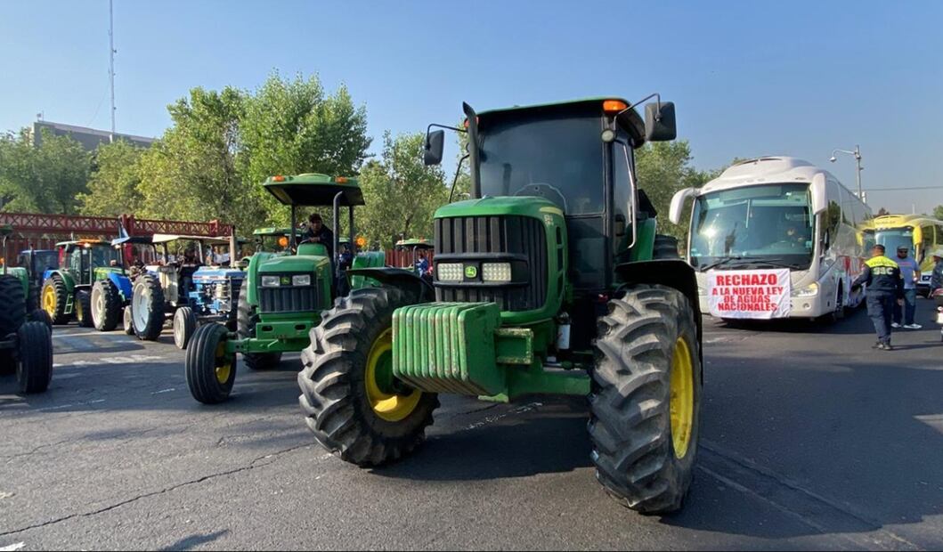 Campesinos bloquean la Cámara de Diputados en protesta por la reforma a la Ley Nacional de Aguas que se debatirá esta mañana en comisiones en la Ciudad de México, el 3 de diciembre de 2025. Foto: Valente Rosas/EL UNIVERSAL