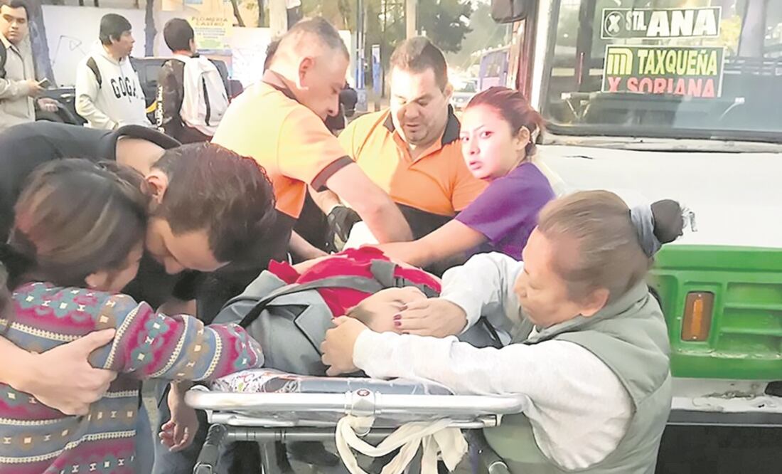 Reacción. La mujer de 38 años fue llevada por personal de emergencias a un hospital para recibir atención médica. Foto: ESPECIAL