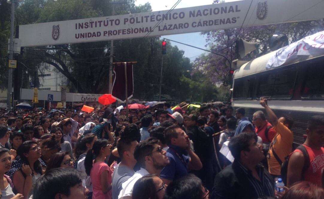 Los estudiantes realizaron un mitin en las instalaciones del Casco de Santo Tomás; desconocieron al director de la institución, Enrique Fernández Fasschnat.  Foto: Julián Sánchez