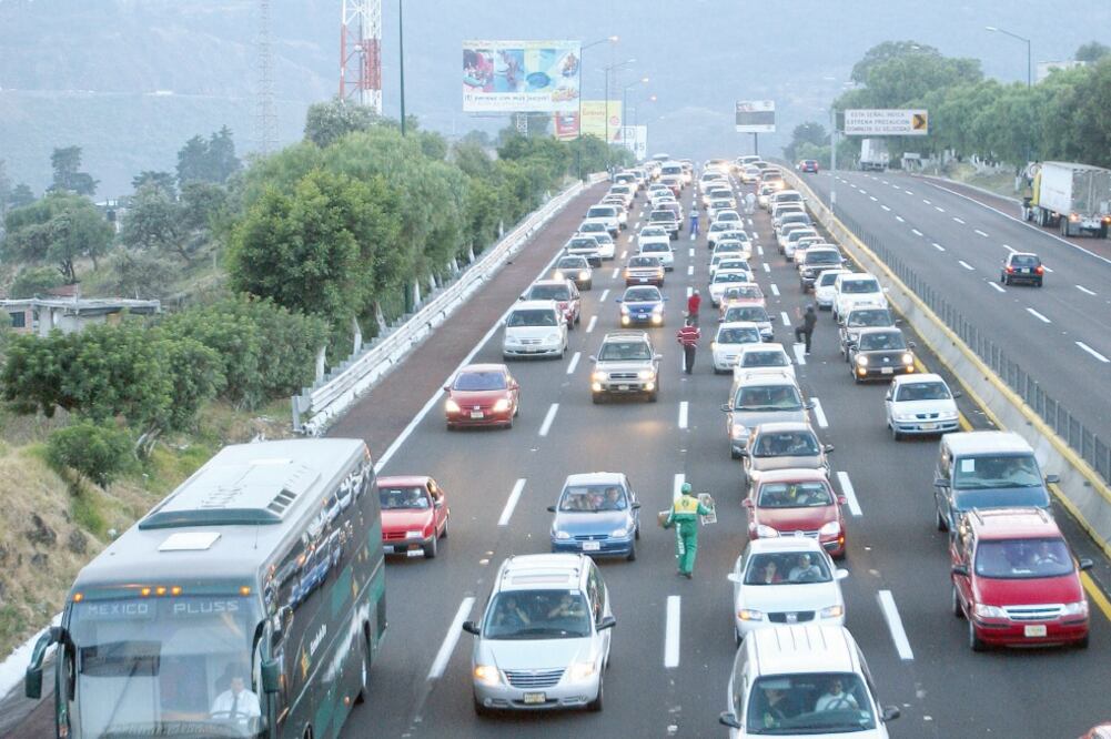 Carga vehicular. Al rededor de dos horas estuvieron varados miles de capitalinos que en este puente optaron por visitar Morelos. (ARCHIVO EL UNIVERSAL)
