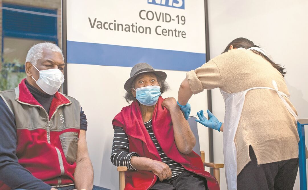 Pfizer lidera uno de los proyectos de vacuna y su aplicación comenzó en el Reino Unido; otras están en la última fase de ensayos. Foto: Victoria Jones. AFP