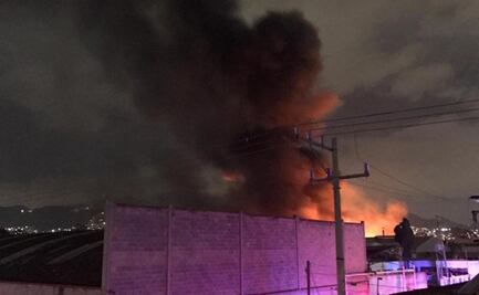Incendio consume fábrica de tintas en Ecatepec