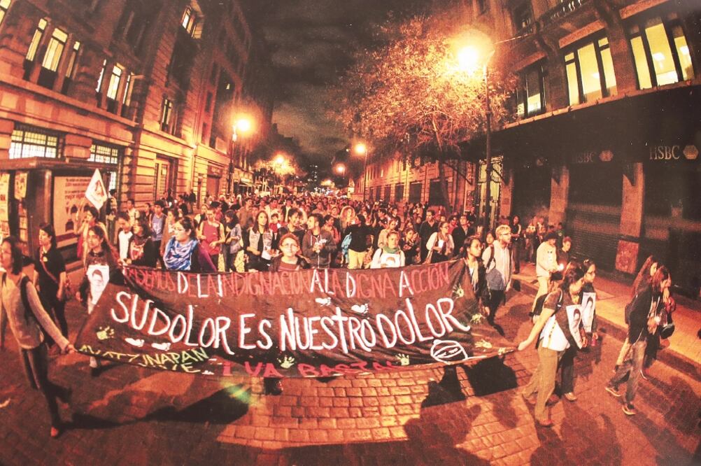 En el libro participan sobre todo ciudadanos que rescataron sus imágenes tomadas en marchas y manifestaciones (IMÁGENES TOMADAS DEL LIBRO 43)