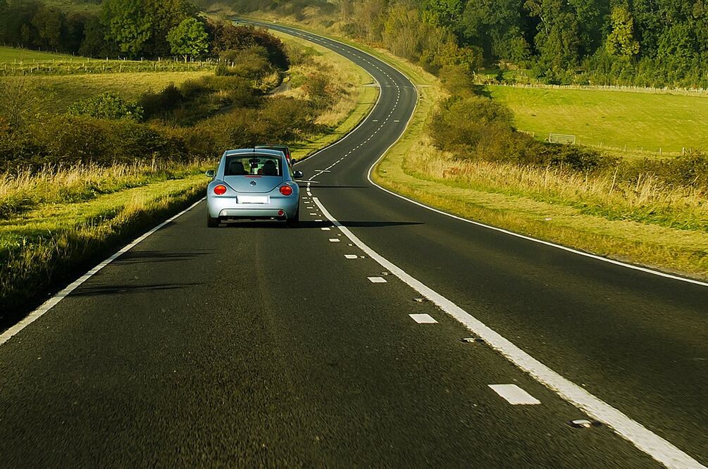 Cuando somos principiantes en la conducción de un auto, es muy importante estar atentos al camino. (Crédito: Pixabay)