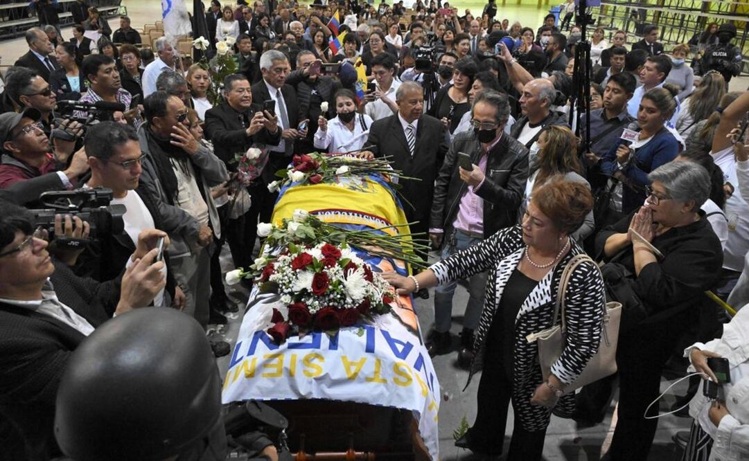 Simpatizantes del candidato Fernando Villavicencio le dieron, el viernes 11 de agosto, el último adiós, en Quito. Foto: AFP