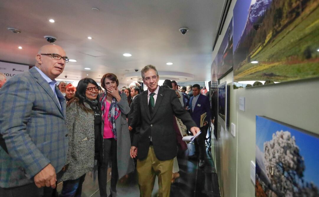 El fotógrafo Horacio Fadanelli expuso en la Cámara Alta. Foto: Twitter @DanteDelgado