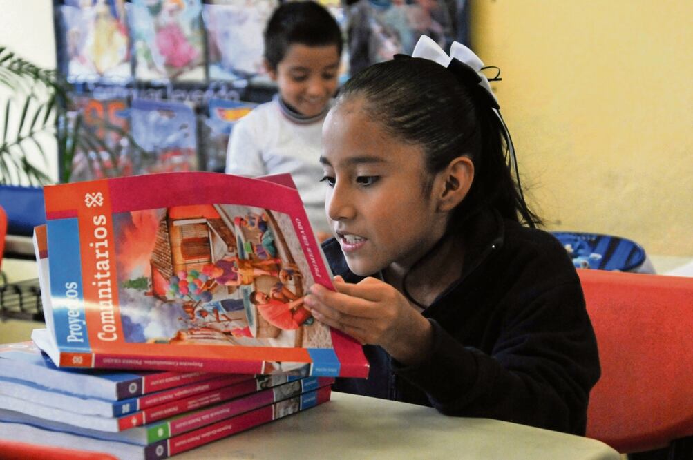 Millones de niños y padres volvieron a llenar las calles muy temprano para iniciar un nuevo ciclo escolar. No faltaron los retardos y el interés ante el nuevo material. Foto: Daniel Augusto | Cuartoscuro y Rebeca Jiménez | El Universal