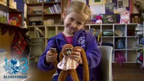 La reina Isabel devuelve un mono de juguete perdido a niña australiana