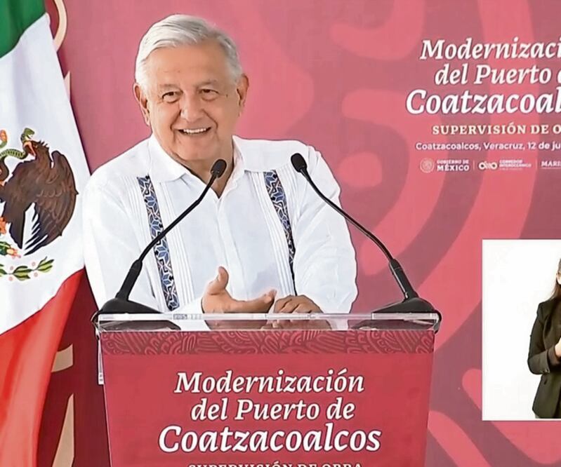 El Presidente supervisó los trabajos de modernización del puerto de Coatzacoalcos, parte del proyecto del Tren Interoceánico. Foto: Especial. 