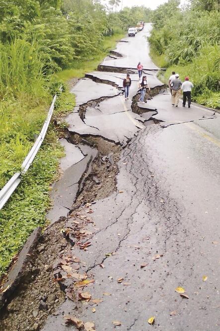 El hundimiento de un tramo de carretera entre Pichucalco y Sunuapa dejó sin posibilidad de circular sobre esa vía de comunicación (ESPECIAL)
