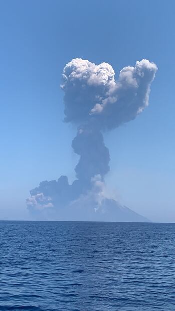 Registran fuerte erupción en volcán Estrómboli de Italia