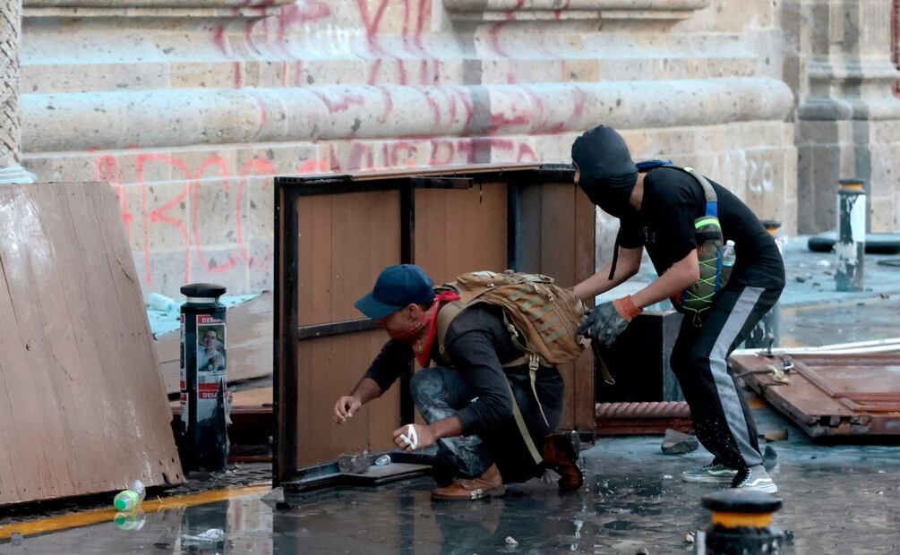 Marcha en Guadalajara provoca que manifestantes iniciaran incendio en el Palacio Nacional (15/11/2025). Foto: AFP