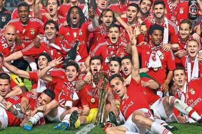 Jiménez logra doblete con el Benfica