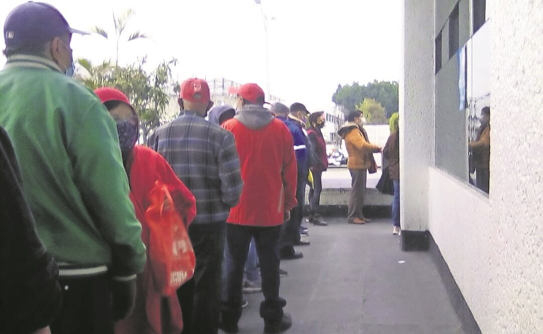 Desde el amanecer del lunes, cientos de adultos mayores llegaron al Palacio Municipal a intentar pagar el predial, pero estaba cerrado. Foto: Rebeca Jiménez. EL UNIVERSAL
