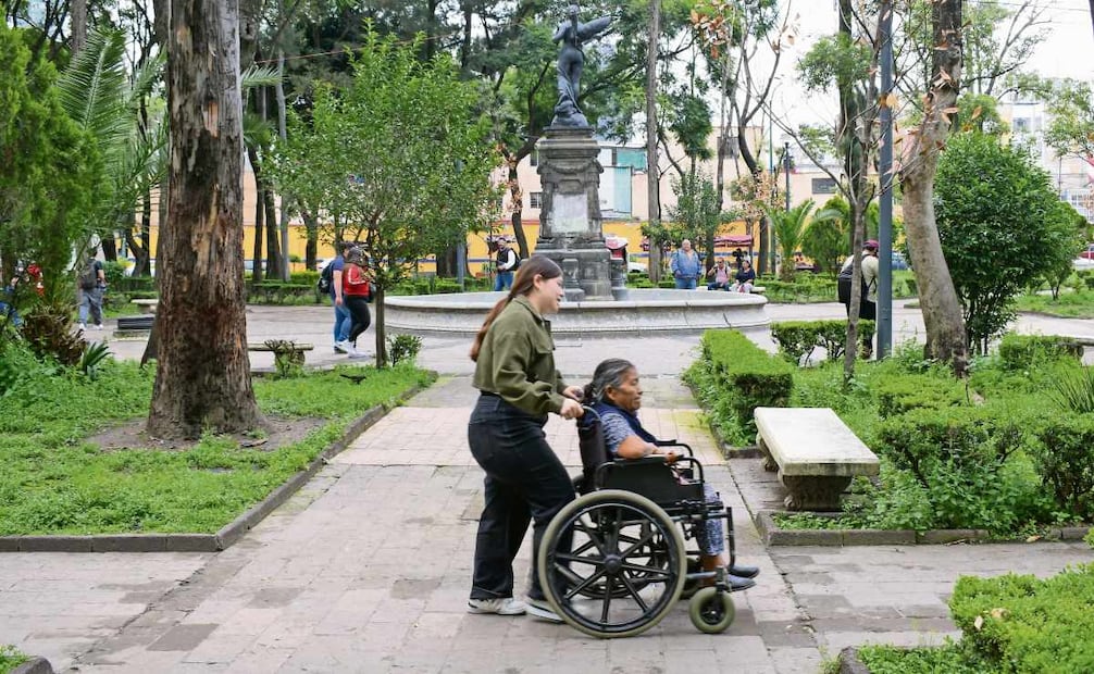 Algunas partes del piso están deterioradas, por lo que es difícil pasar, sobre todo personas en silla de ruedas. Foto: Santiago Cadena El Universal