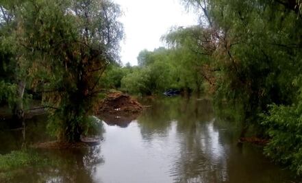 Río arrastra camioneta en Aguascalientes; rescatan a madre e hijo