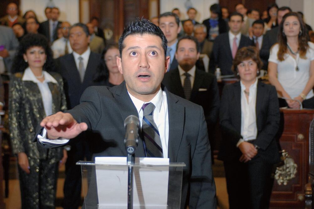 Cuestionan méritos de secretario de Educación