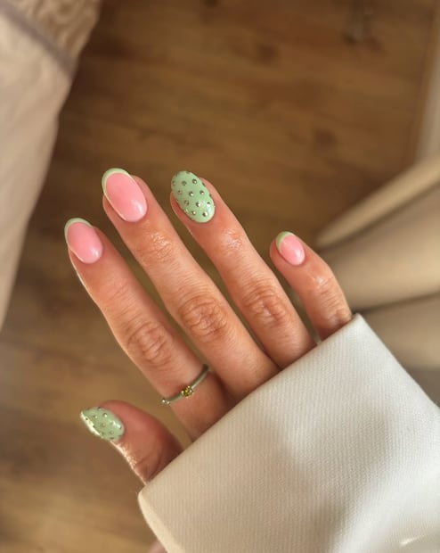 El clásico dorado acentúa la elegancia de la manicura. Foto: Instagram @lillypalm__