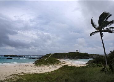 Huracán Ernesto avanza hacia Bermudas mientras las isla se prepara para la llegada del meteoro