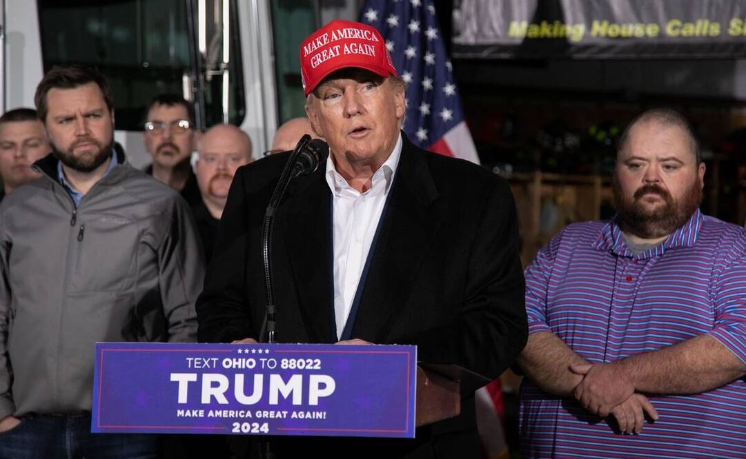 El senador estadounidense JD Vance, el exmandatario Donald Trump y el alcalde de East Palestine, Trent Conaway. Foto: AFP