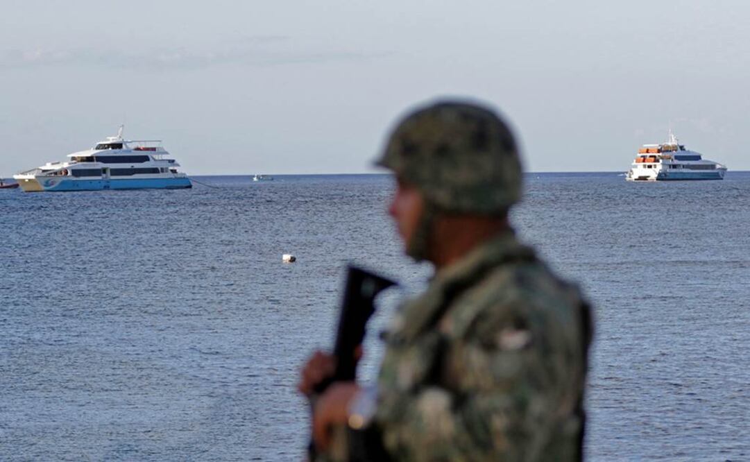 Un miembro del Ejercito observa un transbordador donde se hallaron explosivos sin detonar. Foto: EFE