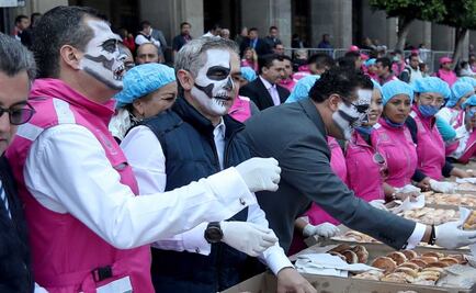 Mancera reparte pan de muerto en el Zócalo 