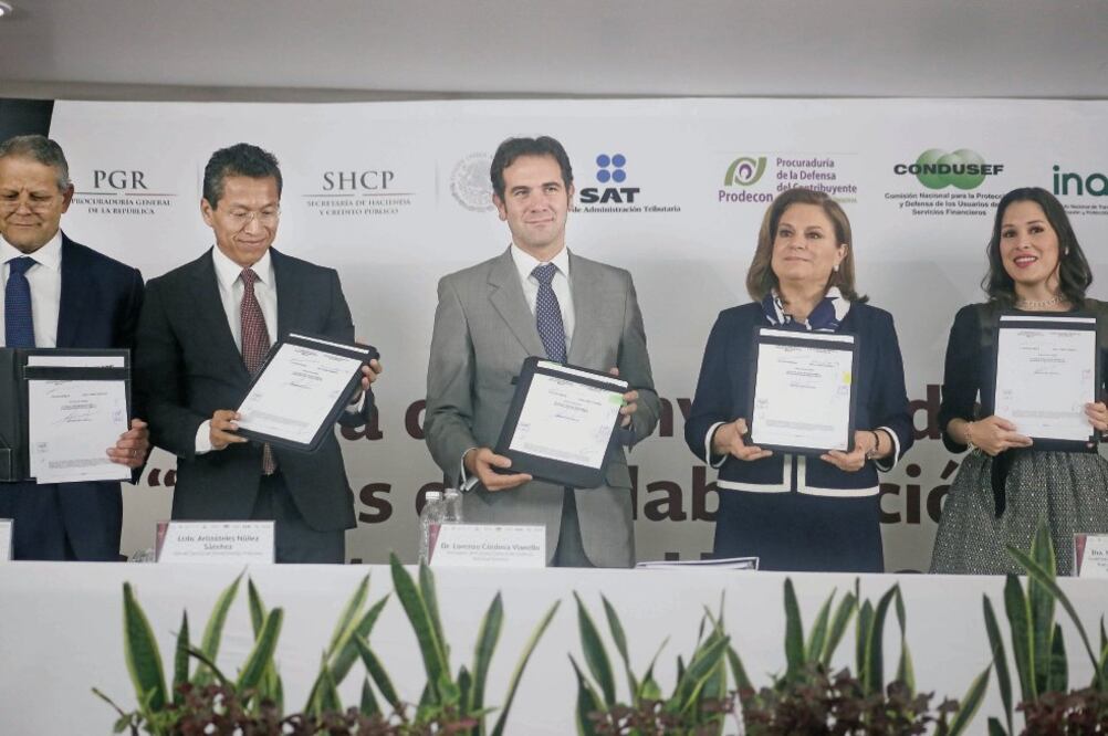 Lorenzo Córdova, presidente del INE; Arely Gómez, titular de la PGR, y Ximena Puente, presidenta del Inai, unen fuerzas para prevenir la suplantación o usurpación de identidad en el país, que no está tipificada como delito (ALEJANDRA LEYVA. EL UNIVERSAL)