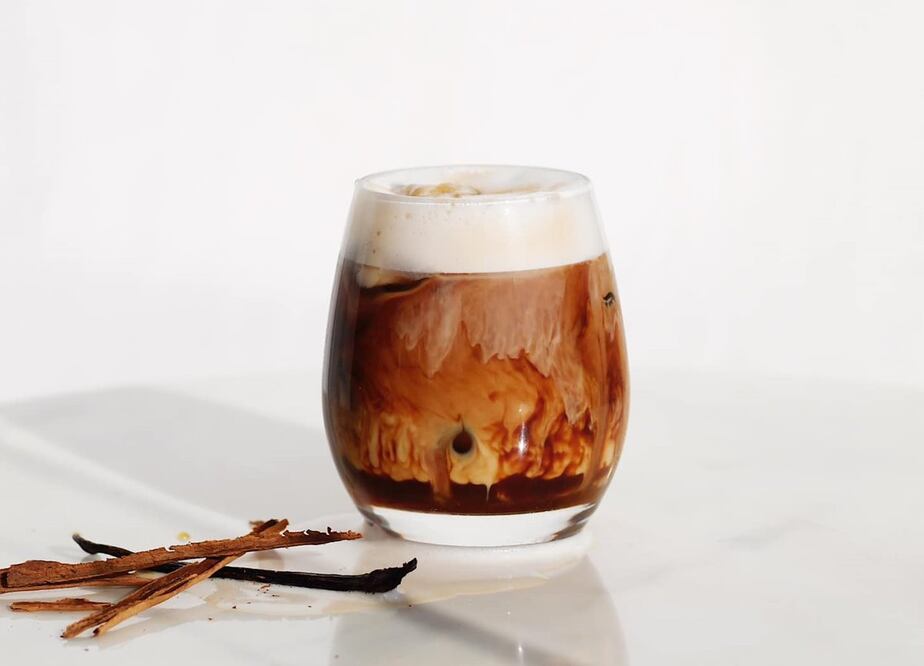 Endulze tu siguiente café helado con miel