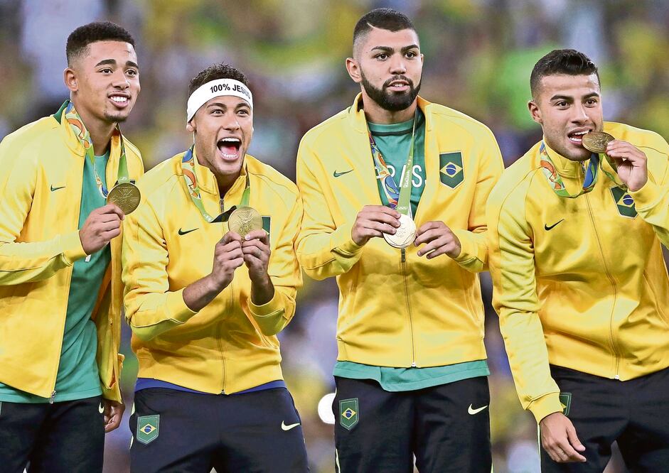 El astro brasileño Neymar muestra orgulloso su medalla de oro al terminar la final del torneo de futbol de los Juegos (BRUNO KELLY. REUTERS)