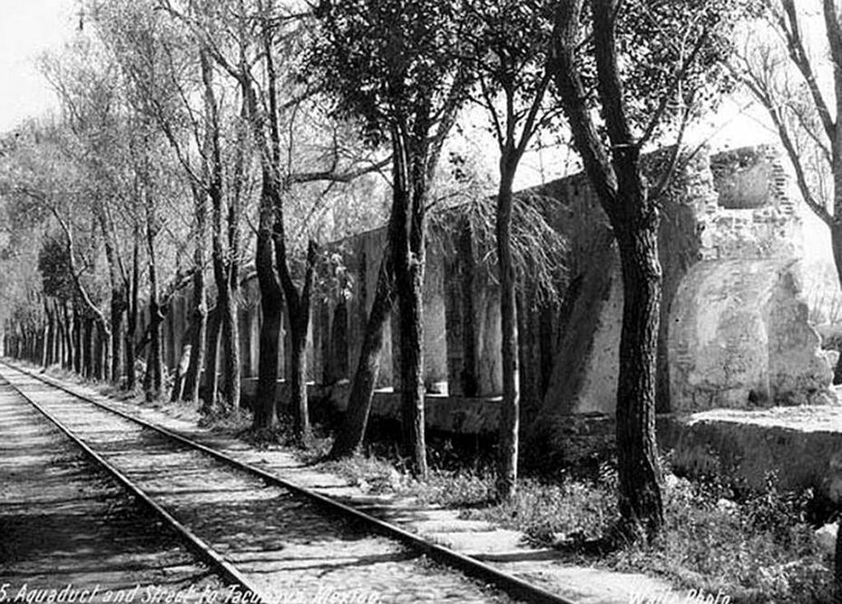Vista del antiguo Acueducto de Chapultepec, captado por el fotógrafo Charles. B. Waite en 1904. Se aprecian los arcos sobrevivientes de los 904 que conformaban esta obra hidráulica construida para llevar el agua desde los manantiales de Chapultepec hasta la fuente de Salto del Agua