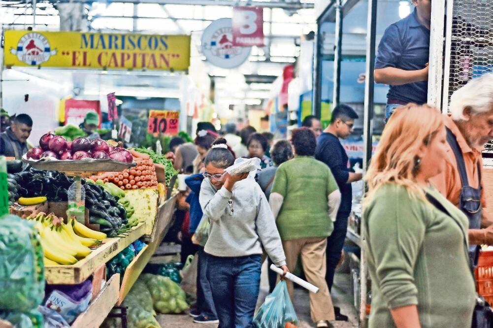 Productos como huevo, tortilla, agua embotellada, gas, pan y leche, así como frutas y legumbres inician el año con aumentos de hasta 23%, por lo que urge un reajuste salarial, señalan (ARCHIVO EL UNIVERSAL)