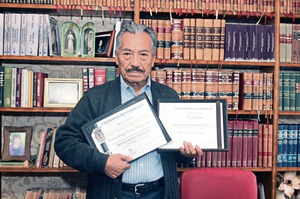 El maestro Cristóbal tiene una trayectoria de 42 años en tribunales civiles, penales y laborales; pudo aspirar al doctorado, pero prefirió dos maestrías que ante el nuevo sistema penal acusatorio lo fortalecen profesionalmente (OMAR CONTRERAS)