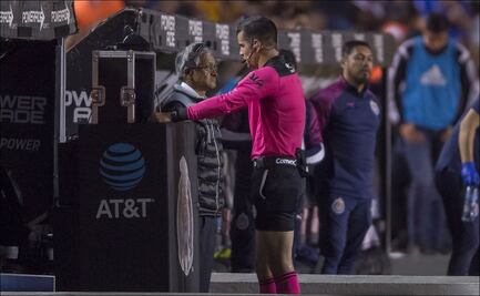 Árbitro aplica incorrectamente el protocolo del VAR en el Tigres vs Chivas
