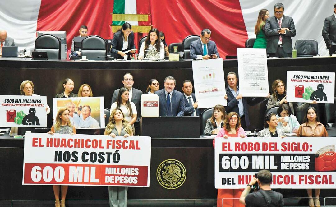 Diputados del PAN mostraron un bidón de gasolina con la frase huachicol fiscal durante la sesión de ayer. Foto: Mario Jasso / CUARTOSCURO.COM