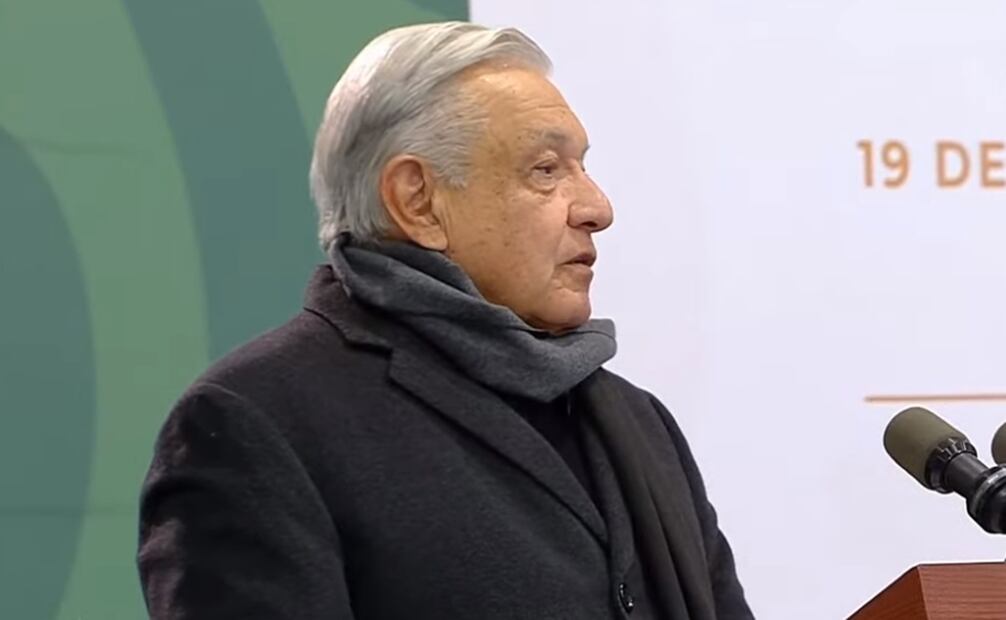 AMLO aguanta el frío en su conferencia en Puebla. Foto: Especial