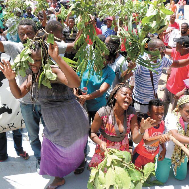 Con ramas de diversos árboles en la mano, unos 300 migrantes de África corearon: “¡África, libertad!” a las afueras de la estación Siglo 21. MARÍA DE JESÚS PETERS. EL UNIVERSAL