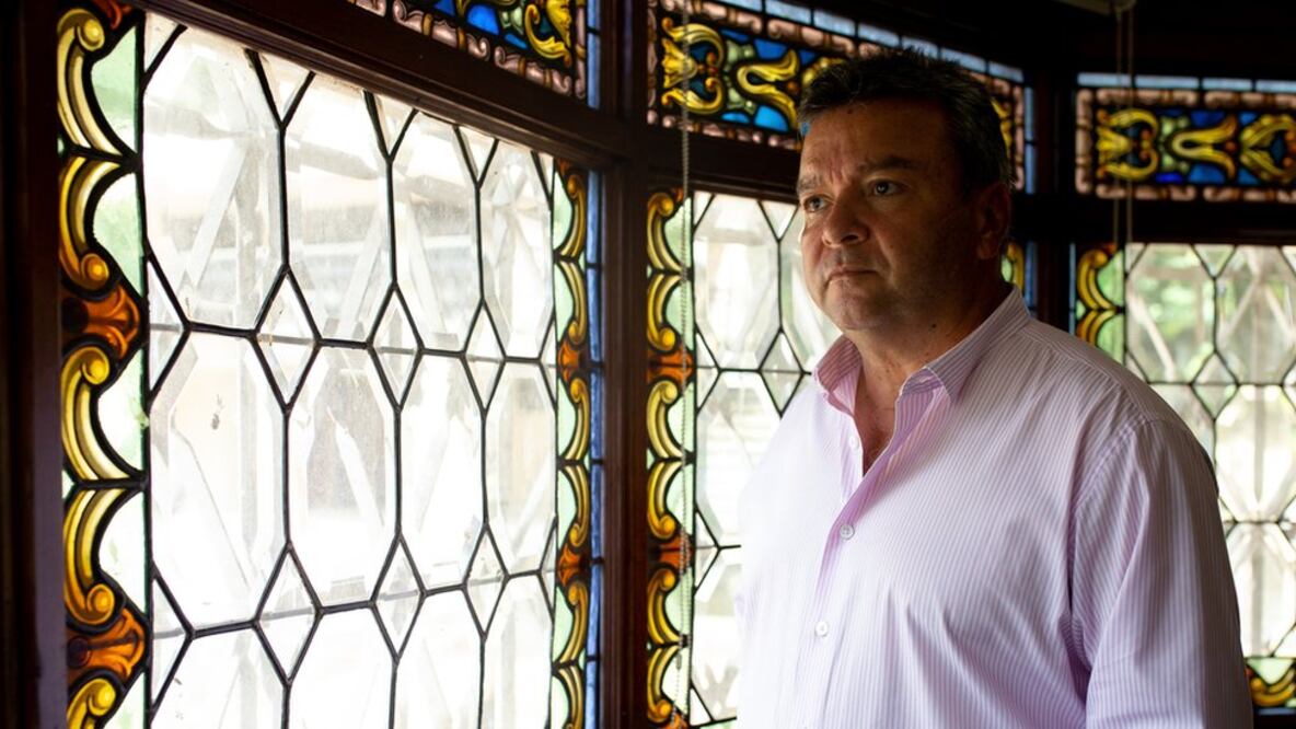 El ingeniero civil Sergio Ortiz mira más allá del oscuro pasado de la mansión, con la esperanza de transformar su futuro. Foto: Megan Janetsky